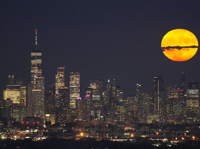 Pesona Supermoon di Atas Cakrawala Kota Manhattan
