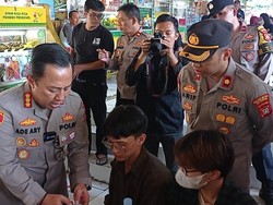 Sambangi Pujasera, Polisi di Jaksel Dengarkan Keluhan Pelaku UMKM