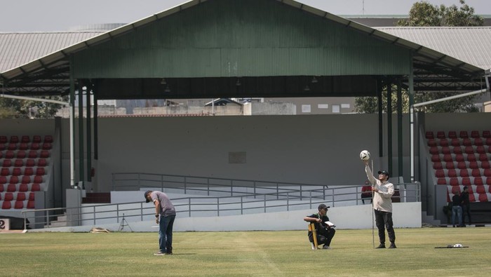 Tim dari FIFA melakukan pengecekan rumput dan fasilitas lapangan pendukung di Lapangan Kotta Barat, Solo, Jawa Tengah, Selasa (1/8/2023). Tim perwakilan FIFA didampingi PSSI dan Kementerian PUPR melakukan pengecekan Stadion Manahan dan enam lapangan pendukung di Solo untuk memastikan kesiapan dan kelayakan fasilitas penyelenggaraan Piala Dunia U-17 pada 10 November hingga 2 Desember mendatang. ANTARA FOTO/Mohammad Ayudha/foc.