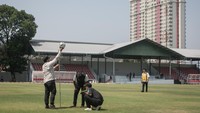 Tim perwakilan FIFA didampingi PSSI dan Kementerian PUPR melakukan pengecekan Stadion Manahan dan enam lapangan pendukung di Solo.  