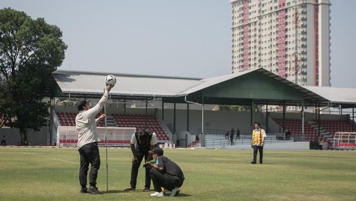 Potret FIFA Cek Kesiapan Lapangan Pendukung Piala Dunia U-17 di Solo Tim dari FIFA melakukan pengecekan rumput dan fasilitas lapangan pendukung di Lapangan Kotta Barat, Solo, Jawa Tengah, Selasa (1/8/2023). Tim perwakilan FIFA didampingi PSSI dan Kementerian PUPR melakukan pengecekan Stadion Manahan dan enam lapangan pendukung di Solo untuk memastikan kesiapan dan kelayakan fasilitas penyelenggaraan Piala Dunia U-17 pada 10 November hingga 2 Desember mendatang. ANTARA FOTO/Mohammad Ayudha/foc.