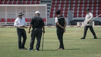 Tim dari FIFA melakukan pengecekan rumput dan fasilitas lapangan pendukung di Lapangan Kotta Barat, Solo, Jawa Tengah, Selasa (1/8/2023).  