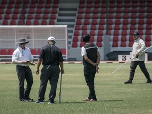 Gibran Cari Kesempatan Renovasi Stadion Manahan saat Persis Laga Tandang Gibran Cari Kesempatan Renovasi Stadion Manahan saat Persis Laga Tandang