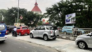 Potret Kemacetan di Depan Mal Cijantung Imbas Perbaikan Jalan