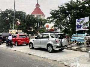 Potret Kemacetan di Depan Mal Cijantung Imbas Perbaikan Jalan