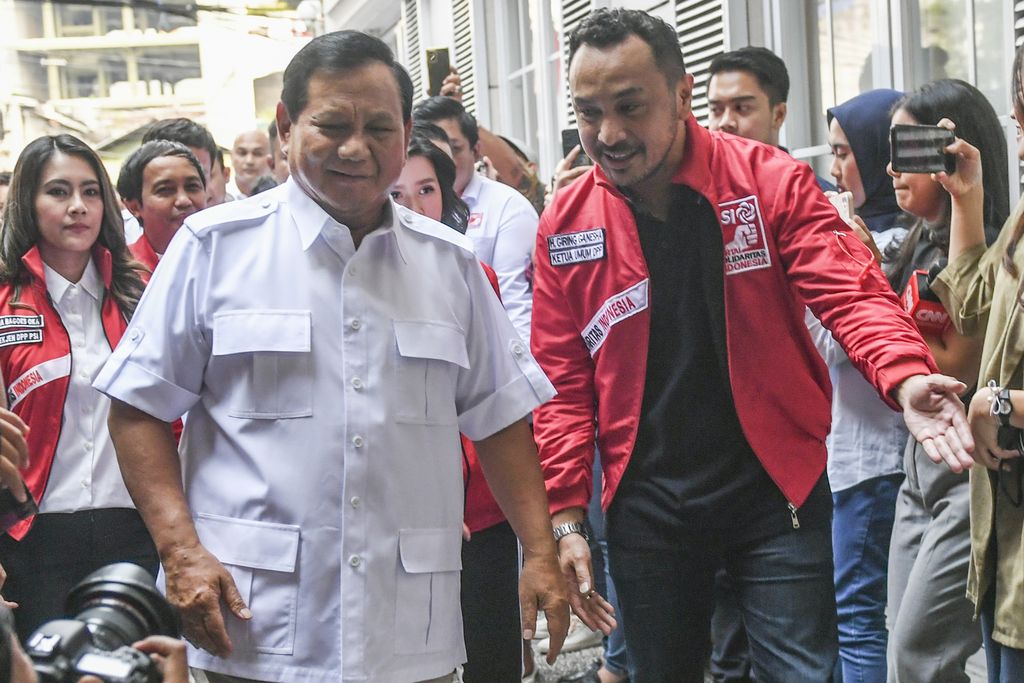 Ketua Umum Partai Solidaritas Indonesia (PSI) Giring Ganesha (kanan) menyambut Ketua Umum Partai Gerindra Prabowo Subianto setibanya di DPP PSI, Jakarta, Rabu (2/8/2023). Pertemuan tersebut diantaranya membahas hal-hal terkait Pemilu 2024. ANTARA FOTO/Hafidz Mubarak A/Spt.