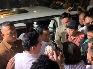 Momen Prabowo Dicegat Ibu-ibu dan Didoakan Jadi Presiden usai Kunjungi PSI