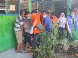 Detik-detik Evakuasi Pria Obesitas 200 Kg di Surabaya Ditandu Belasan Orang