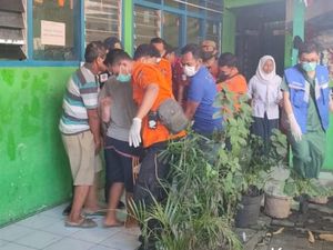 Detik-detik Evakuasi Pria Obesitas 200 Kg di Surabaya Ditandu Belasan Orang Detik-detik Evakuasi Pria Obesitas 200 Kg di Surabaya Ditandu Belasan Orang