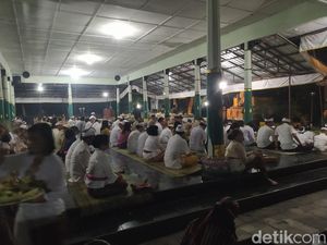 Hari Raya Galungan, Pura di Kompleks Akmil Magelang Dipadati Umat Hindu Hari Raya Galungan, Pura di Kompleks Akmil Magelang Dipadati Umat Hindu