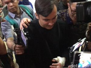 Tangan Diperban Usai Kecelakaan, Rendy Kjaernett Hadiri Sidang Cerai Tangan Diperban Usai Kecelakaan, Rendy Kjaernett Hadiri Sidang Cerai