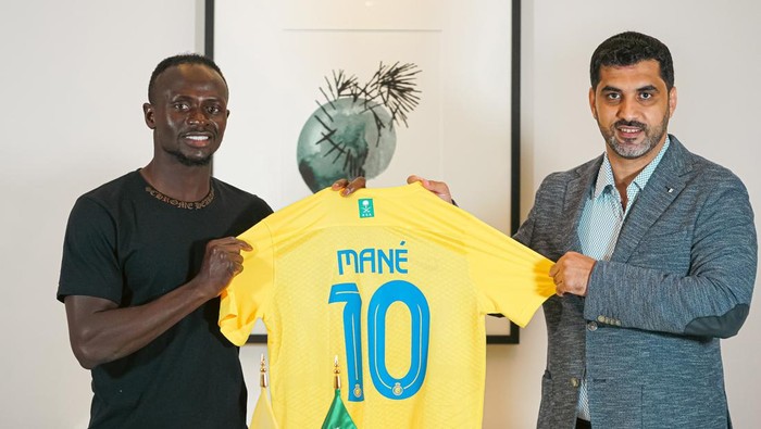 Sadio Mane diumumkan sebagai pemain anyar Al Nassr, Rabu (2/8/2023) dini hari WIB. Dia direkrut dari Bayern Munich seharga 30 juta euro dan meneken kontrak tiga tahun di Riyadh.