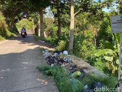 Sampah Menumpuk di TPS Liar Cibiru Dekat Papan Peringatan