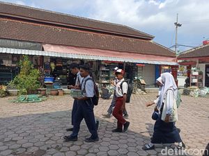 Ongkos Jahit Belum Cair, Pembagian Kain Seragam Gratis di Kota Blitar Molor