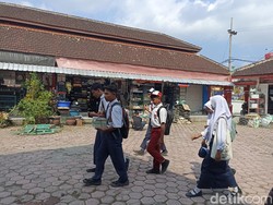 Ongkos Jahit Belum Cair, Pembagian Kain Seragam Gratis di Kota Blitar Molor