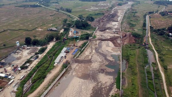 Musim Kemarau Bikin Sungai Cipamingkis Bogor Mengering