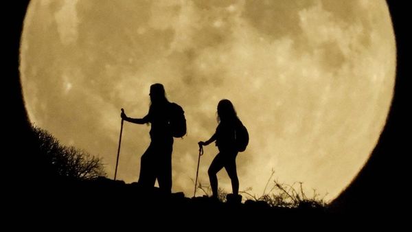 Potret Mendaki Gunung di Bawah Supermoon
