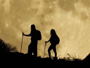 Potret Mendaki Gunung di Bawah Supermoon