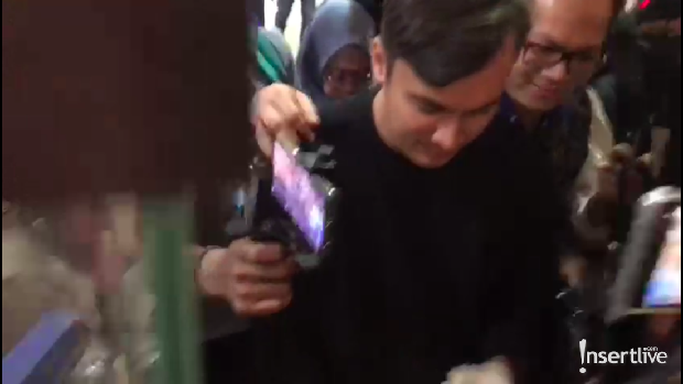 Tangan Diperban, Rendy Kjaernett Hadiri Sidang Cerai Usai Kecelakaan
