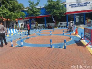 Polres Gresik Respons Emak-emak Tagih Janji Kapolri Permudah Ujian SIM Polres Gresik Respons Emak-emak Tagih Janji Kapolri Permudah Ujian SIM