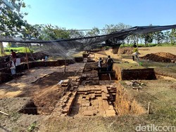 Struktur Sisa 3 Gapura Megah Ditemukan di Situs Bhre Kahuripan Mojokerto