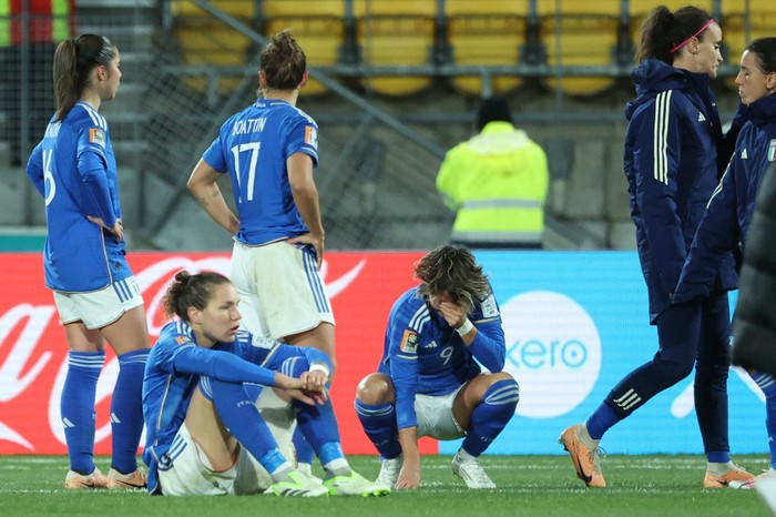timnas wanita italia piala dunia wanita 2023 Italy's players react at the end of the Australia and New Zealand 2023 Women's World Cup Group G football match between South Africa and Italy at Wellington Stadium in Wellington on August 2, 2023. (Photo by Marty MELVILLE / AFP)