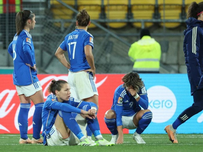 Italys players react at the end of the Australia and New Zealand 2023 Womens World Cup Group G football match between South Africa and Italy at Wellington Stadium in Wellington on August 2, 2023. (Photo by Marty MELVILLE / AFP)