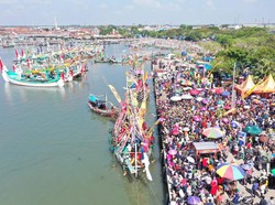 Puluhan Perahu Hias Meriahkan Tradisi Petik Laut di Muncar Banyuwangi