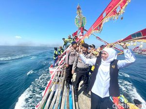 Hadir di Tradisi Petik Laut Probolinggo, Khofifah Disambati Banjir Rob
