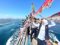 Hadir di Tradisi Petik Laut Probolinggo, Khofifah Disambati Banjir Rob