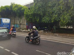 Truk Tabrak Separator Busway Dievakuasi, Lalin Arah Rawamangun Mulai Lancar