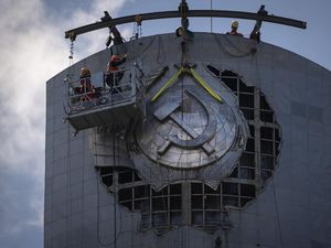 Ukraina Hapus Sisa-sisa Peninggalan Soviet dan Rusia