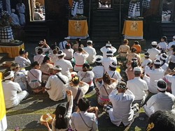 Ini Mantram Puja Tri Sandya yang Terdengar Saat Ustaz Adi Hidayat Ceramah