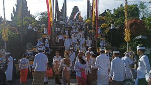 Merapal Doa, Merayakan Galungan di Pura Pulau Dewata