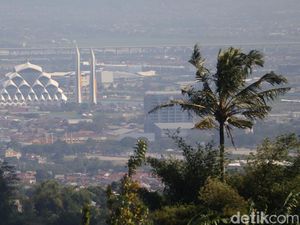 Wajah Bandung yang Diselubungi Polusi Udara Wajah Bandung yang Diselubungi Polusi Udara