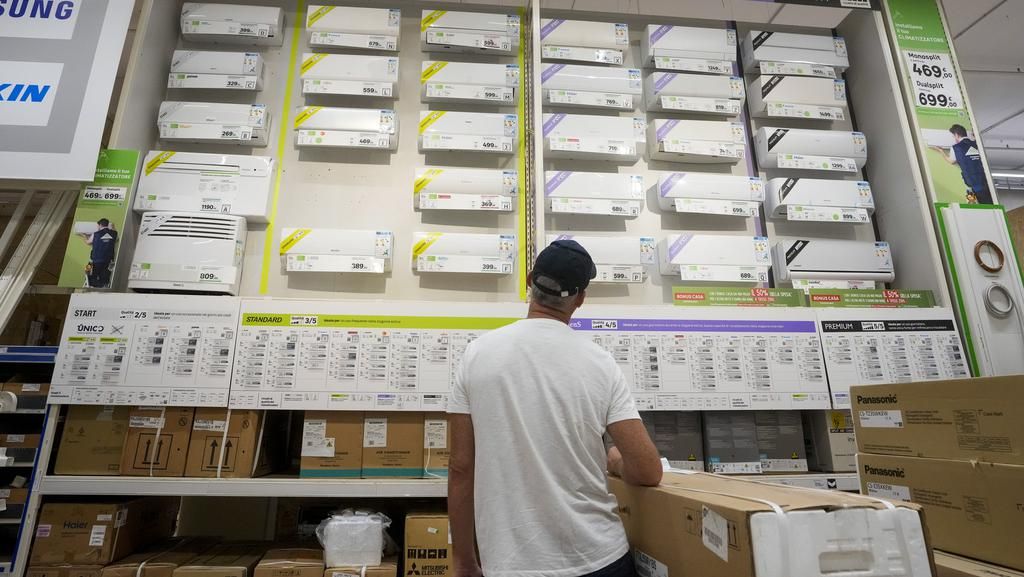 Warga Eropa Berburu Alat Pendingin untuk Hadapi Panas Ekstrem Warga Eropa Berburu Alat Pendingin untuk Hadapi Panas Ekstrem