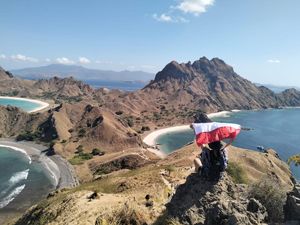 Treking ke Puncak Pulau Padar, Lewati Medan Terjal-Spot Foto Bertaruh Nyawa Treking ke Puncak Pulau Padar, Lewati Medan Terjal-Spot Foto Bertaruh Nyawa
