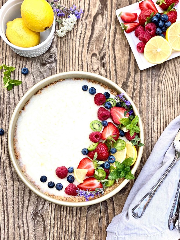 Yogurt greek dengan buah/Foto: Unsplash/Sara Sperry Yogurt greek dengan buah/Foto: Unsplash/Sara Sperry
