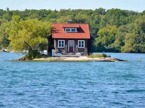Rumah Ini Berdiri di Pulau Mini, Salah Langkah Bisa Langsung Nyemplung