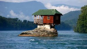 Aneh! 7 Rumah Ini Lokasinya Bikin Tepok Jidat
