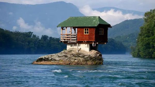 Aneh! 7 Rumah Ini Lokasinya Bikin Tepok Jidat