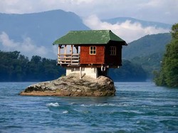 Rumah Ikonik di Tengah Sungai yang Bikin Heboh Dunia, Bermula dari Keisengan