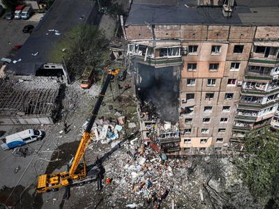 Apartemen di Kampung Halaman Zelensky Porak-poranda Dirudal Rusia