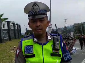 Tak Kuat Nanjak, Truk Angkut Semen Terbalik di Puncak Bogor