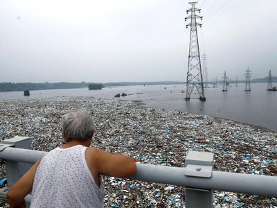 Dampak Topan Doksuri di Beijing, Sampah Numpuk-Jembatan Roboh