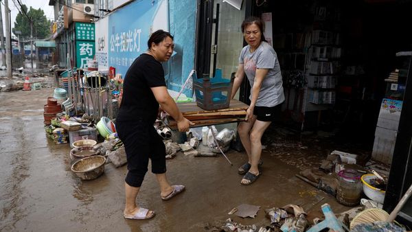 Banjir di Beijing Surut, Warga Bersih-bersih Toko