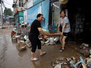 Banjir di Beijing Surut, Warga Bersih-bersih Toko