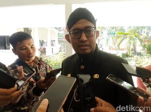 Bupati Fauzi Minta Pabrik Pakai Tikar Daun Lontar Lokal Saat Panen Tembakau Bupati Fauzi Minta Pabrik Pakai Tikar Daun Lontar Lokal Saat Panen Tembakau