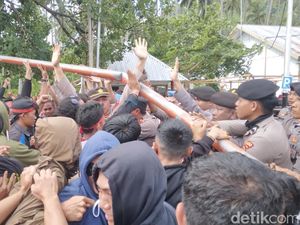 Demo Tolak Aktivitas Tambang di Bone Bolango Ricuh, Pagar Perusahaan Roboh