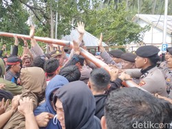 Demo Tolak Aktivitas Tambang di Bone Bolango Ricuh, Pagar Perusahaan Roboh